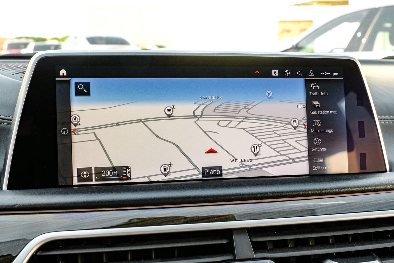 BMW M760i xDrive Vehicle Main Gallery Image 21