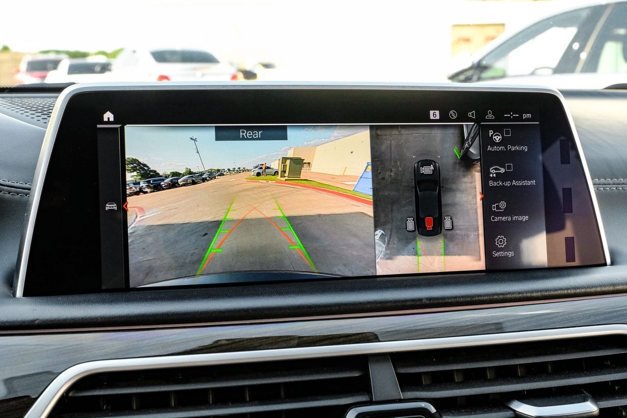 BMW M760i xDrive Vehicle Main Gallery Image 22