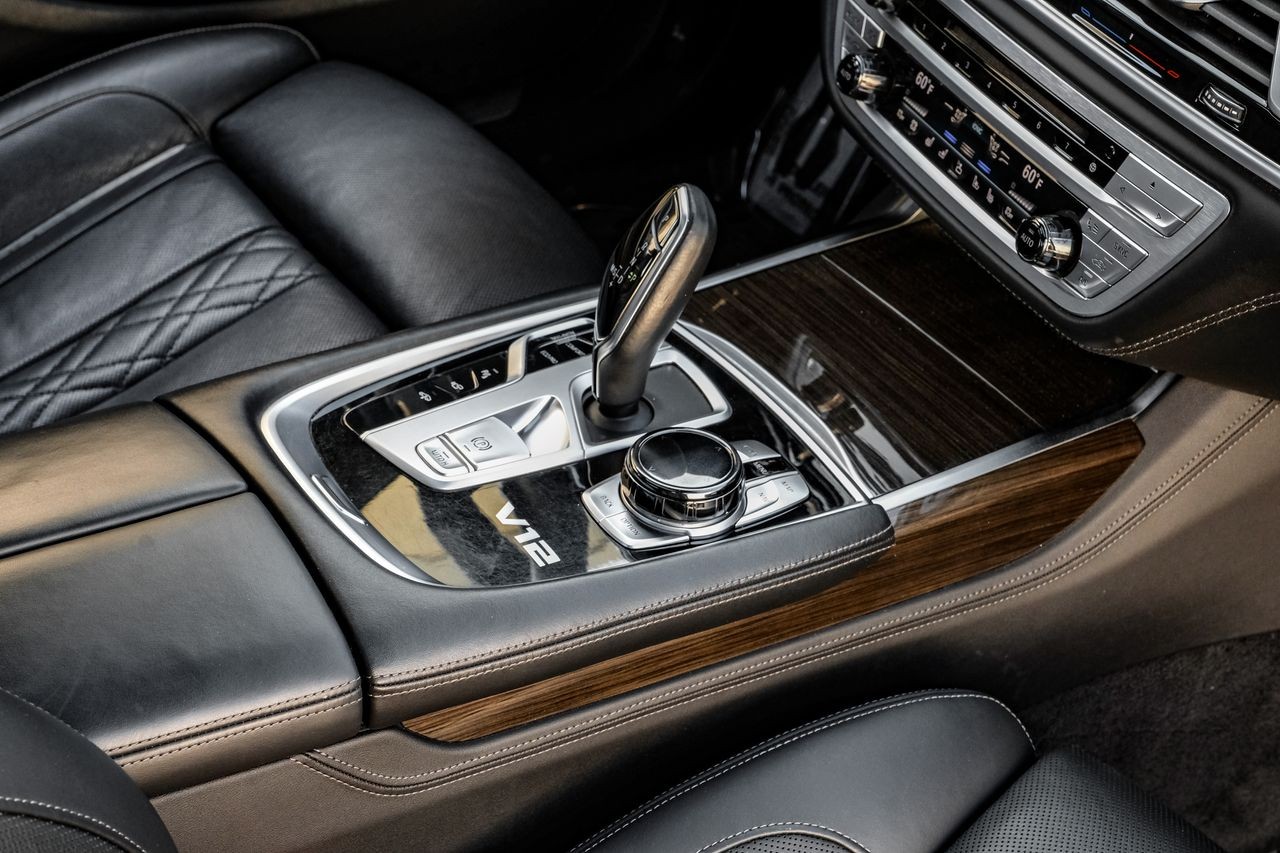 BMW M760i xDrive Vehicle Main Gallery Image 23