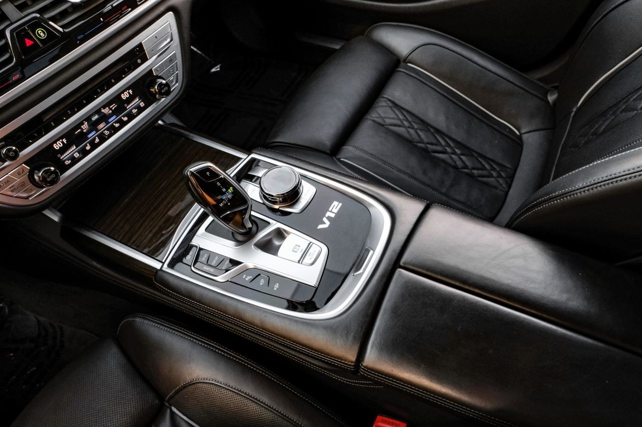 BMW M760i xDrive Vehicle Main Gallery Image 24
