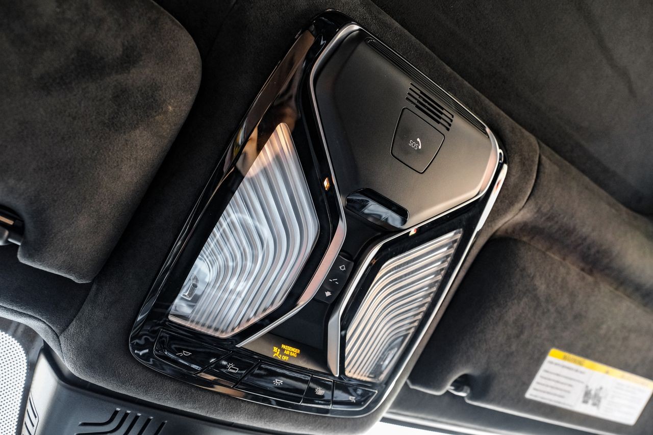 BMW M760i xDrive Vehicle Main Gallery Image 25