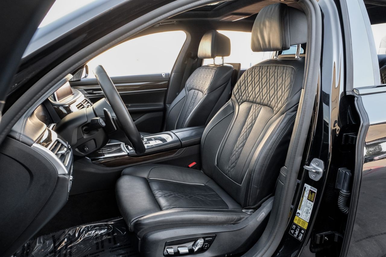BMW M760i xDrive Vehicle Main Gallery Image 30