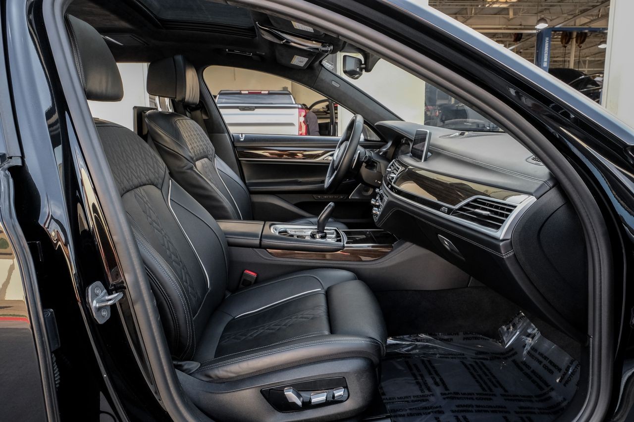 BMW M760i xDrive Vehicle Main Gallery Image 31