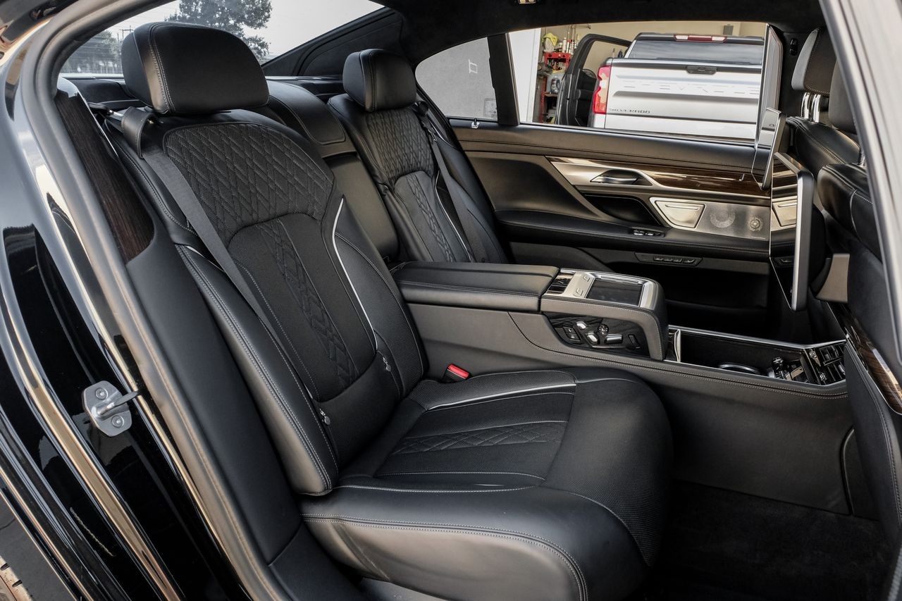 BMW M760i xDrive Vehicle Main Gallery Image 33