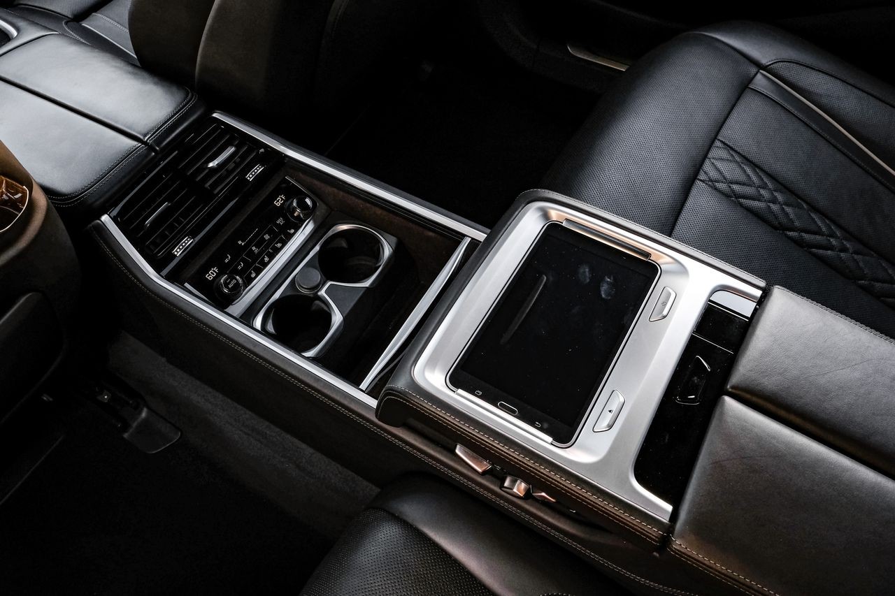 BMW M760i xDrive Vehicle Main Gallery Image 35