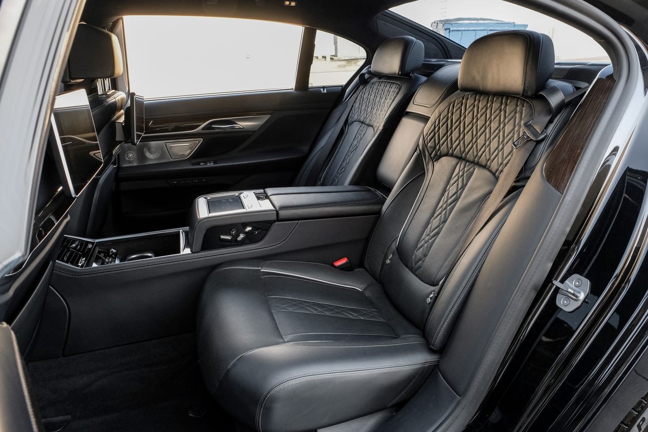 BMW M760i xDrive Vehicle Main Gallery Image 37