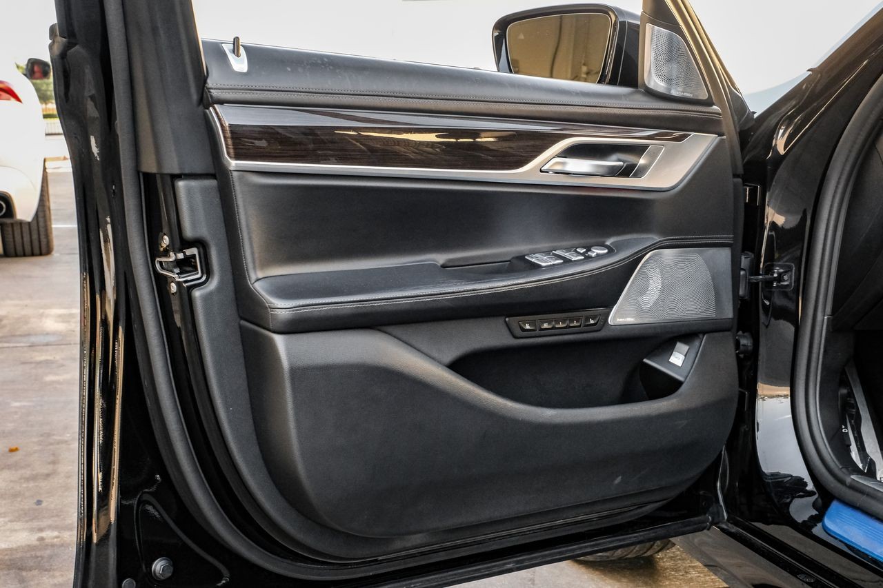 BMW M760i xDrive Vehicle Main Gallery Image 40