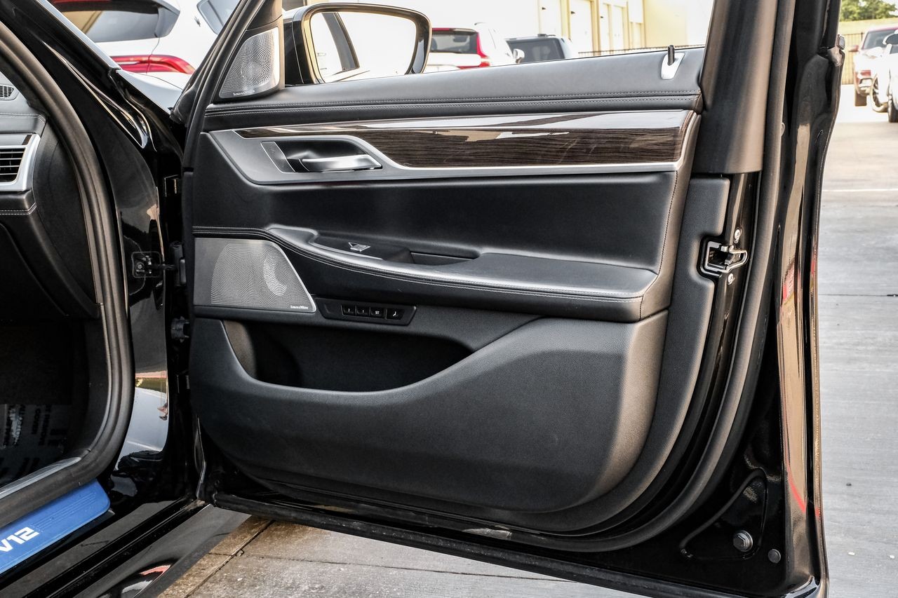 BMW M760i xDrive Vehicle Main Gallery Image 42