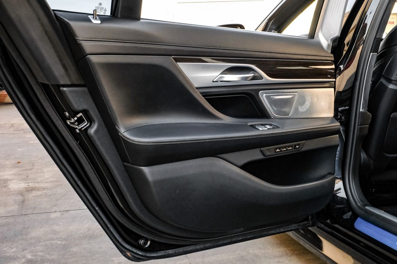 BMW M760i xDrive Vehicle Main Gallery Image 43
