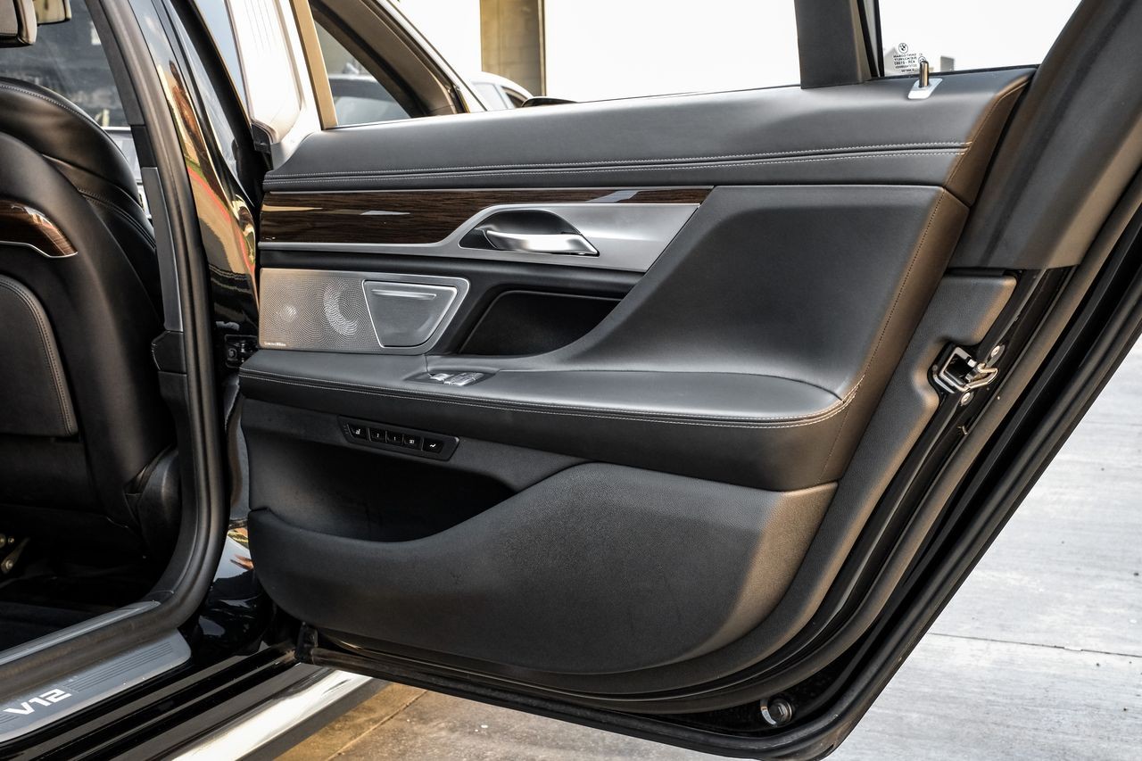 BMW M760i xDrive Vehicle Main Gallery Image 44