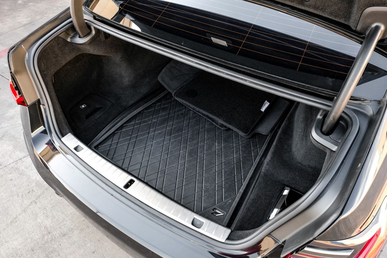 BMW M760i xDrive Vehicle Main Gallery Image 46