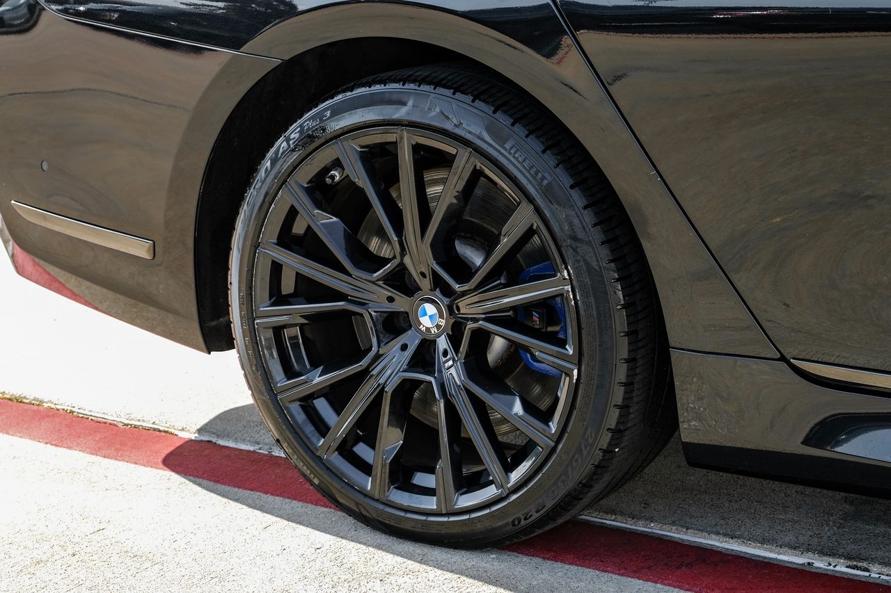 BMW M760i xDrive Vehicle Main Gallery Image 48
