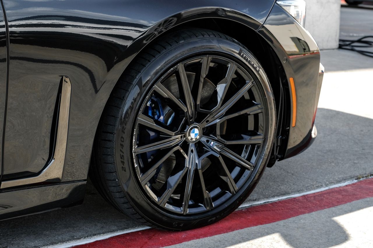 BMW M760i xDrive Vehicle Main Gallery Image 49