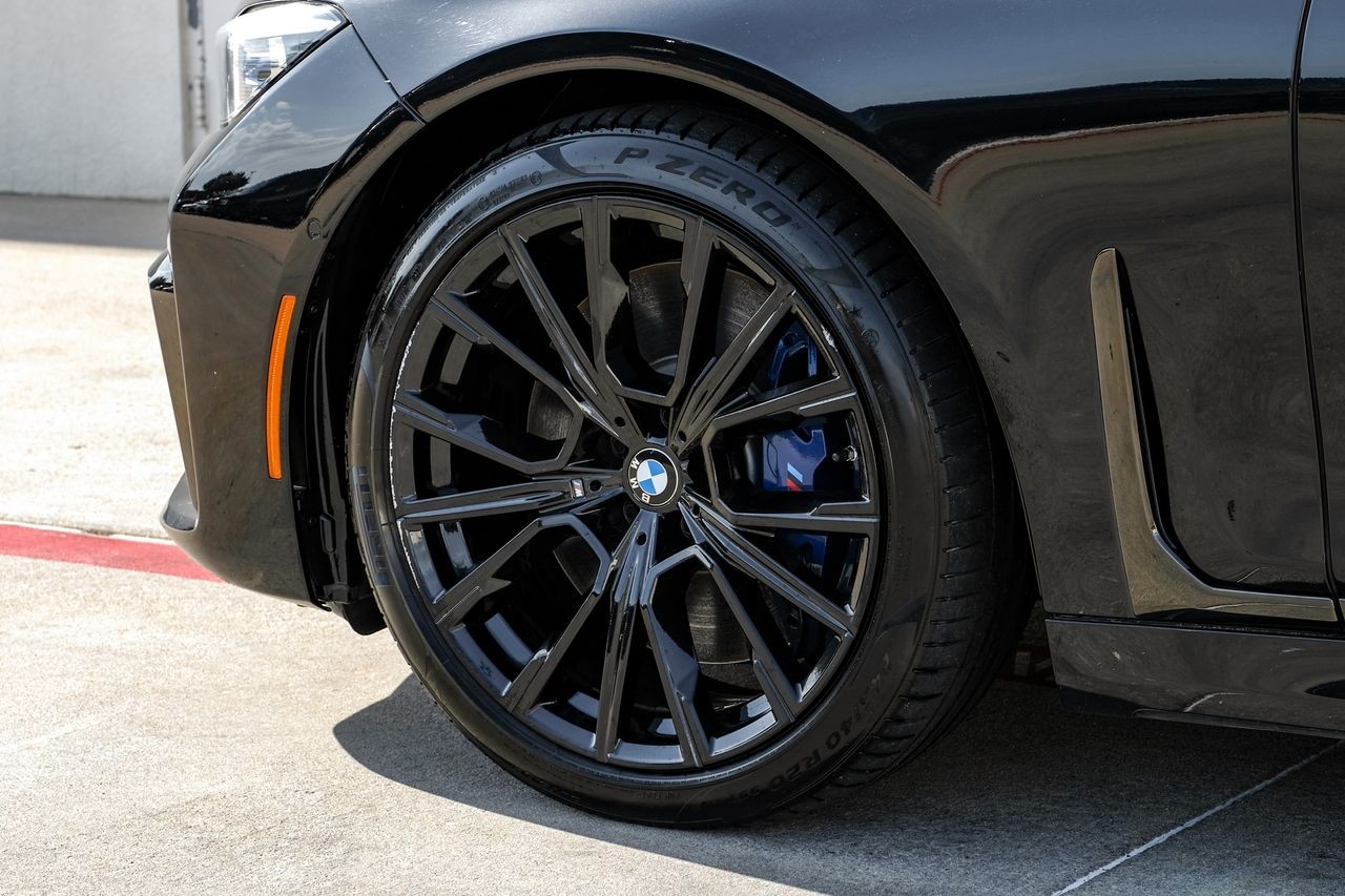 BMW M760i xDrive Vehicle Main Gallery Image 50