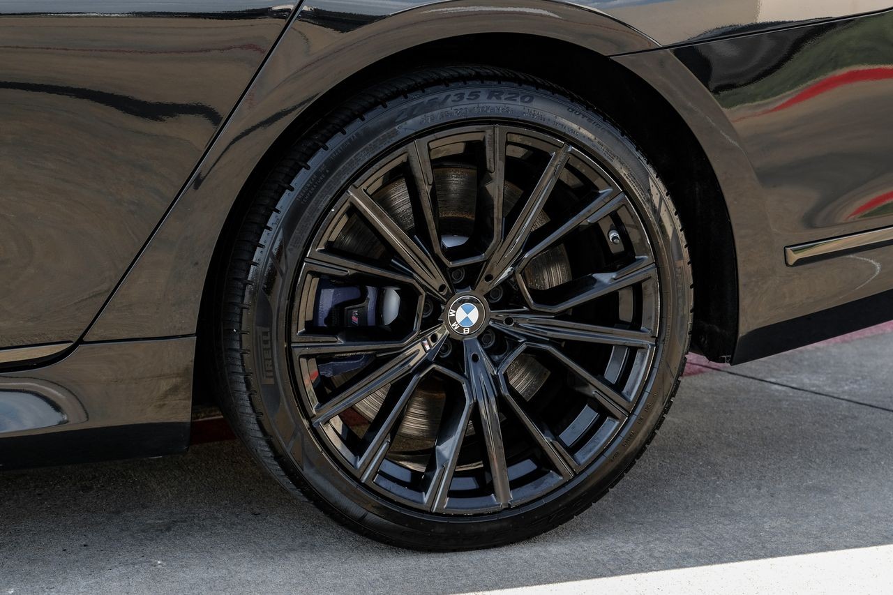 BMW M760i xDrive Vehicle Main Gallery Image 51