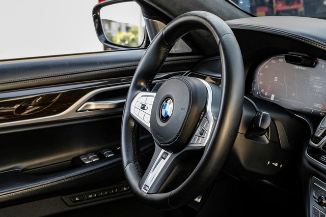 BMW M760i xDrive Vehicle Main Gallery Image 13