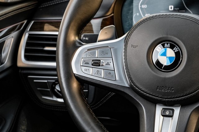BMW M760i xDrive Vehicle Main Gallery Image 17