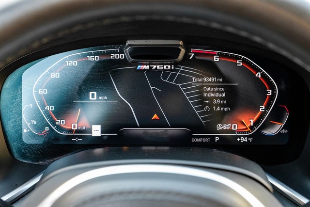 BMW M760i xDrive Vehicle Main Gallery Image 19