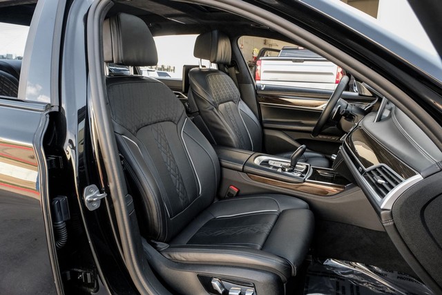 BMW M760i xDrive Vehicle Main Gallery Image 32
