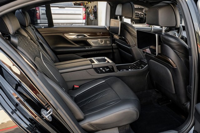 BMW M760i xDrive Vehicle Main Gallery Image 34