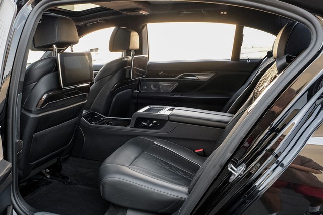 BMW M760i xDrive Vehicle Main Gallery Image 36