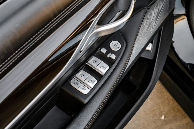 BMW M760i xDrive Vehicle Main Gallery Image 41