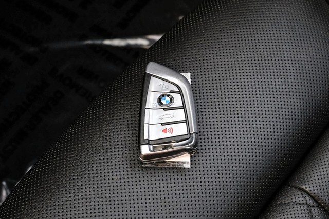 BMW M760i xDrive Vehicle Main Gallery Image 52