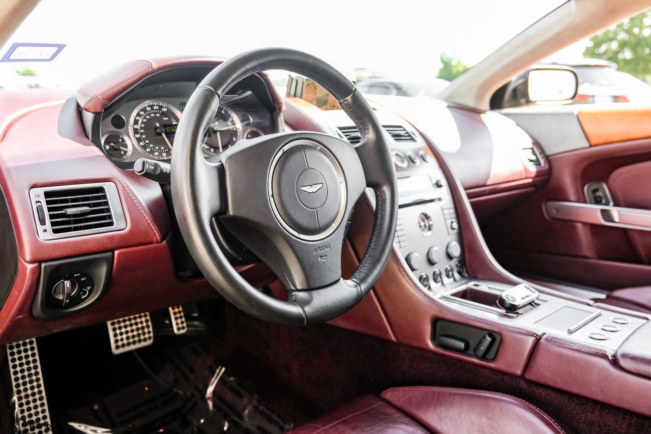 Aston Martin DB9 Vehicle Main Gallery Image 03