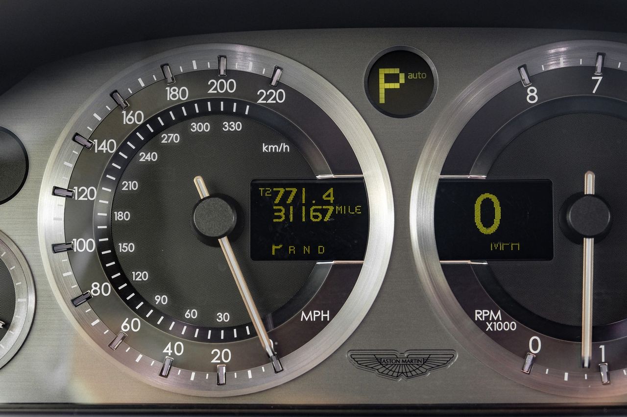 Aston Martin DB9 Vehicle Main Gallery Image 17