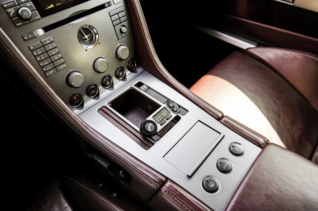 Aston Martin DB9 Vehicle Main Gallery Image 19