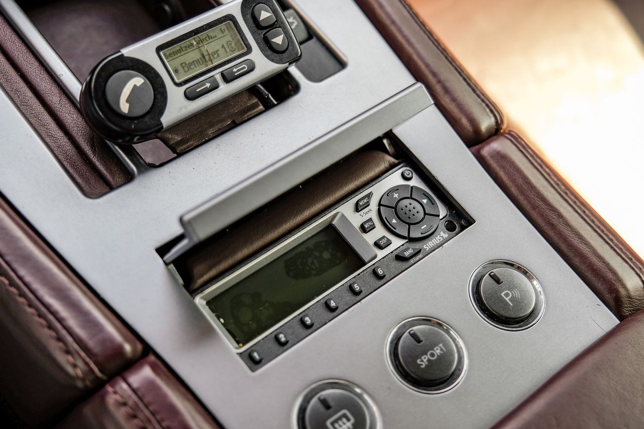 Aston Martin DB9 Vehicle Main Gallery Image 21