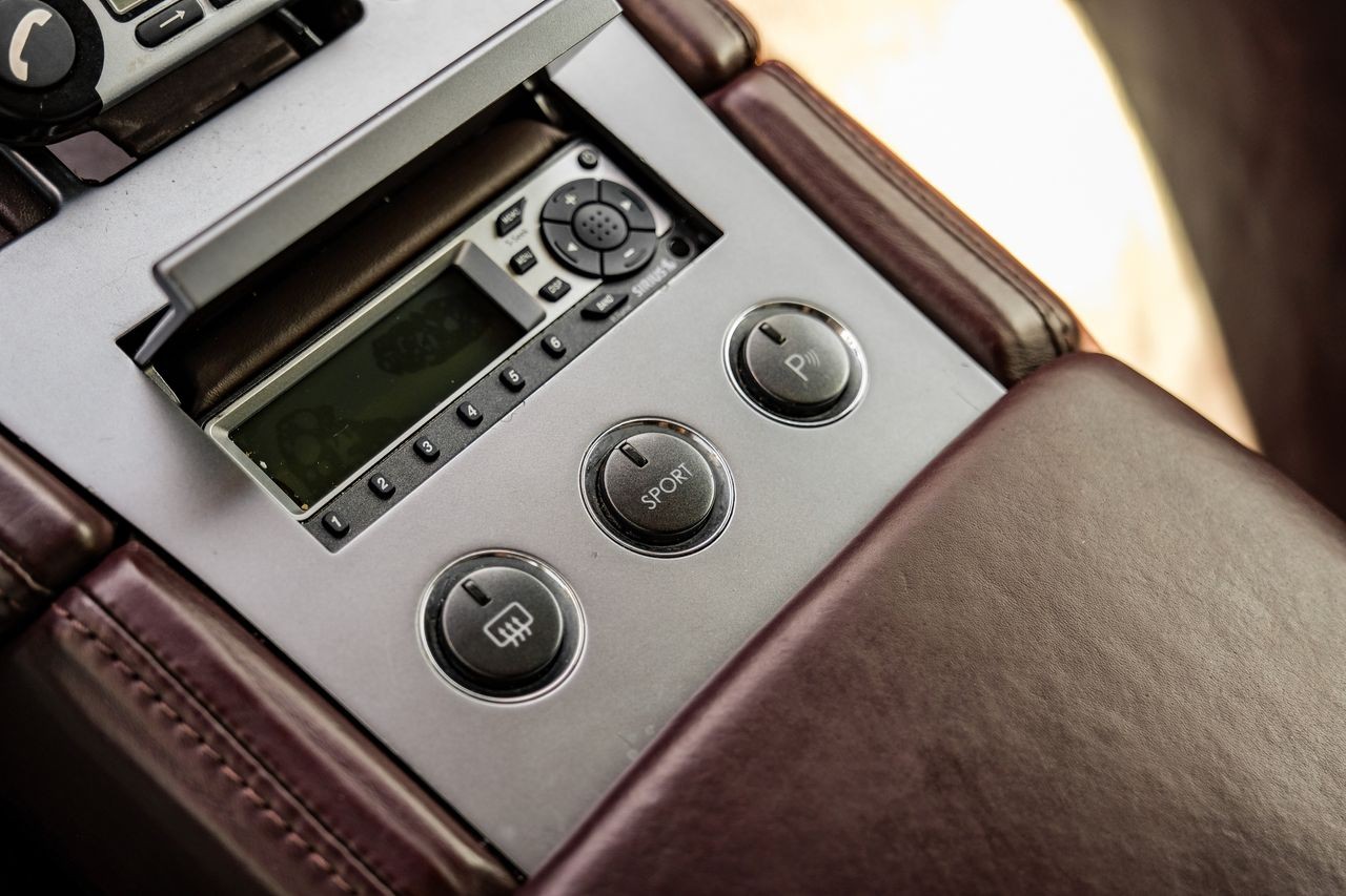 Aston Martin DB9 Vehicle Main Gallery Image 22