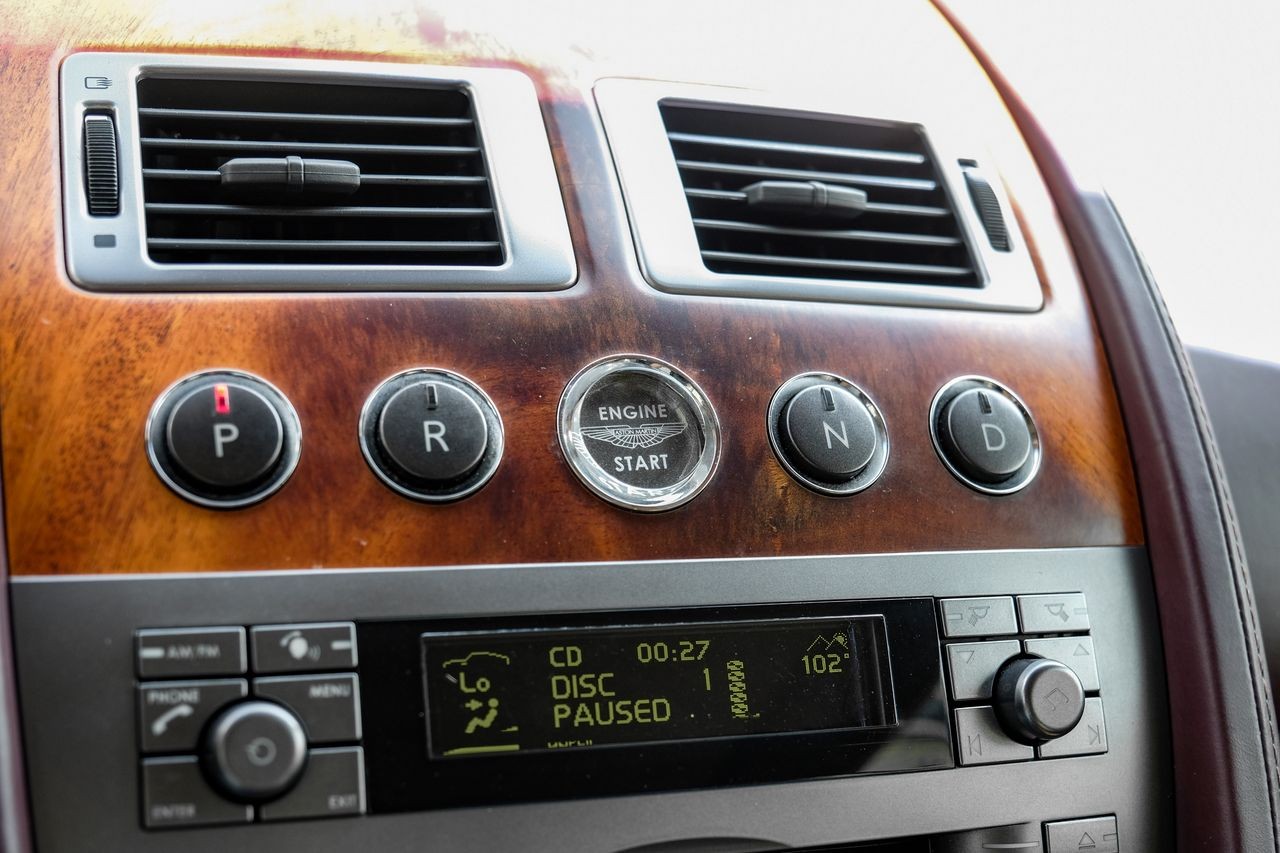 Aston Martin DB9 Vehicle Main Gallery Image 23