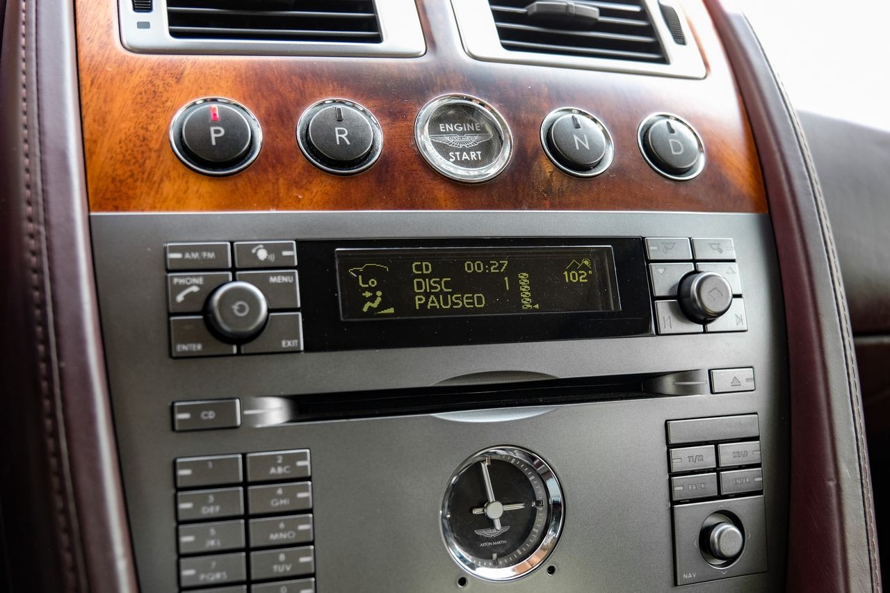 Aston Martin DB9 Vehicle Main Gallery Image 24