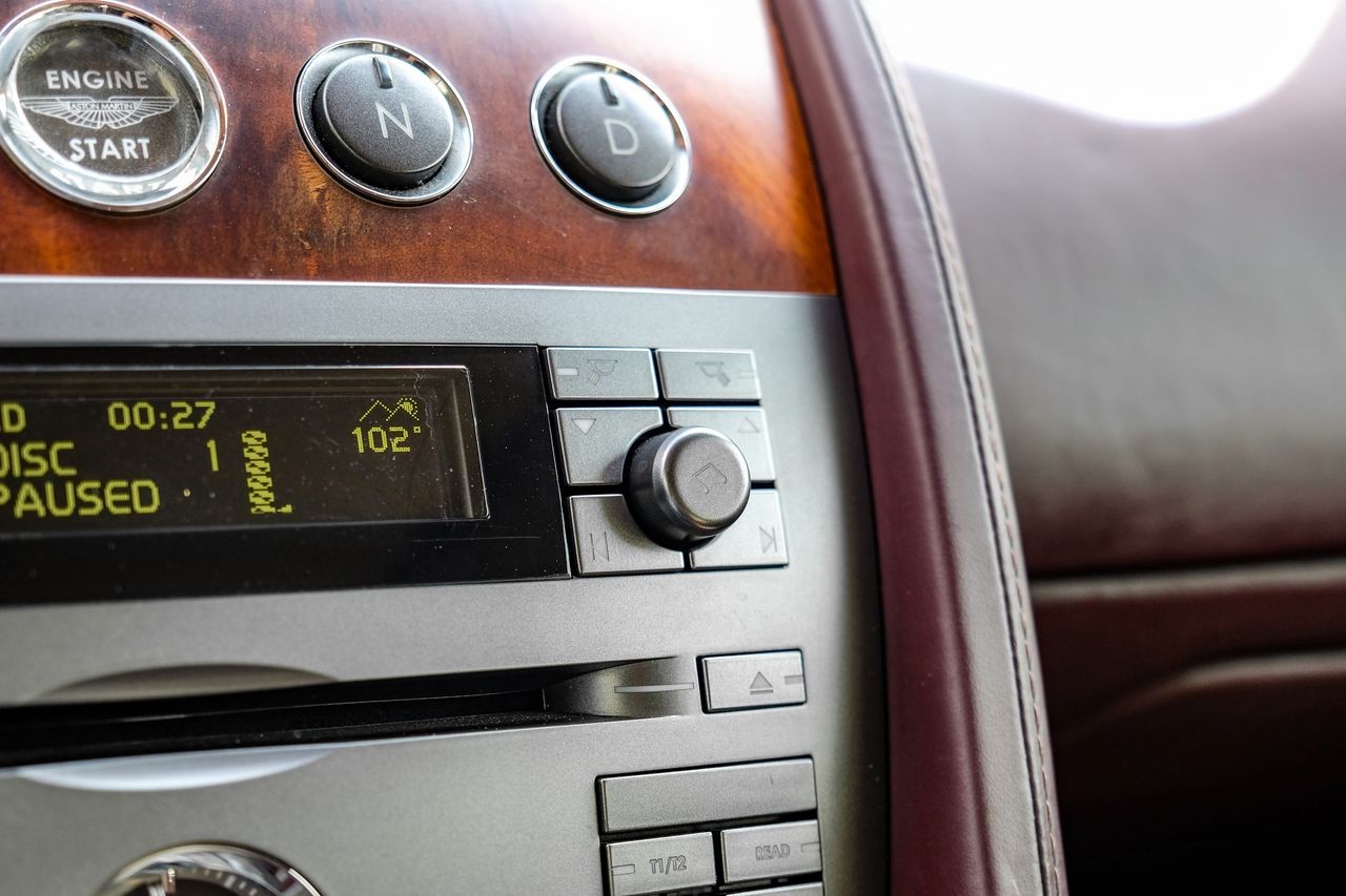 Aston Martin DB9 Vehicle Main Gallery Image 26