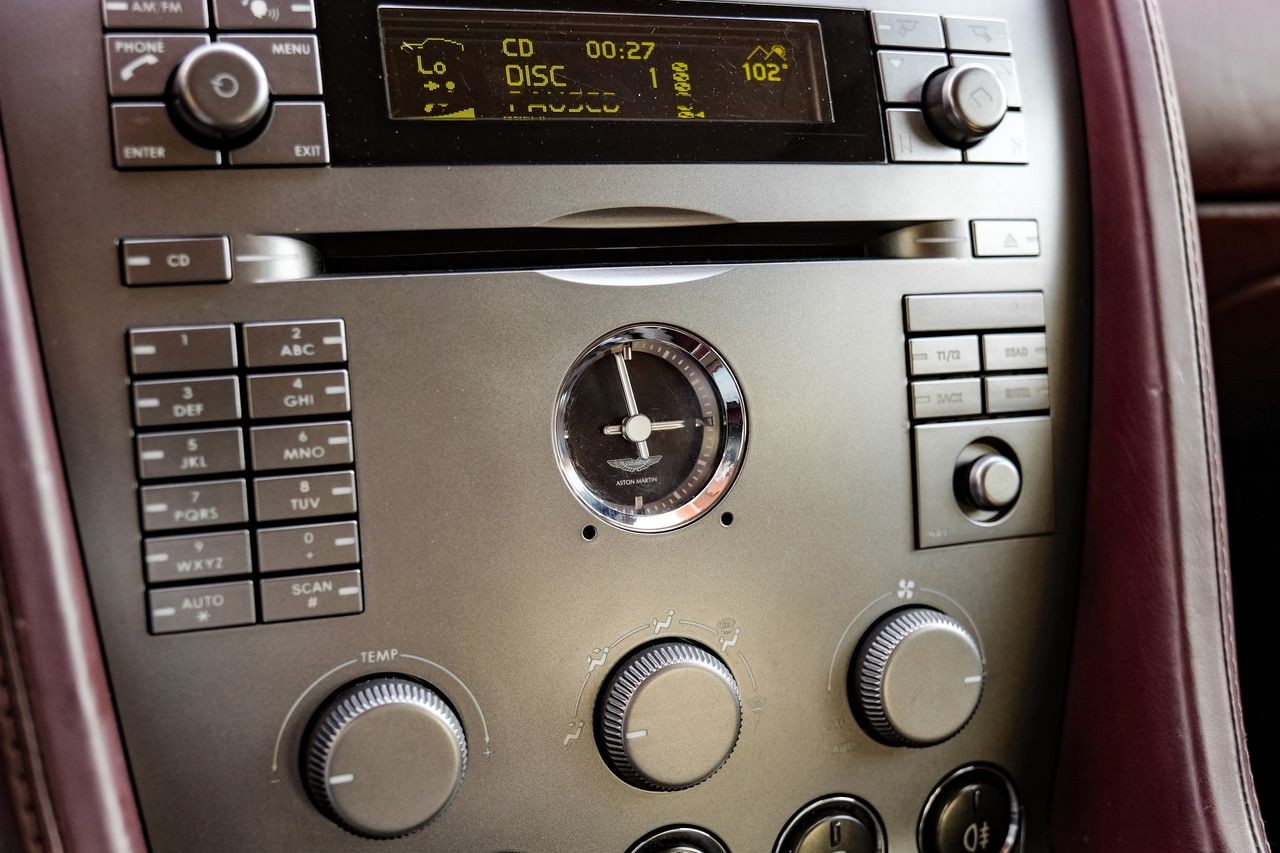 Aston Martin DB9 Vehicle Main Gallery Image 27