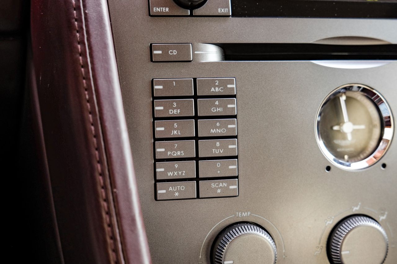 Aston Martin DB9 Vehicle Main Gallery Image 28