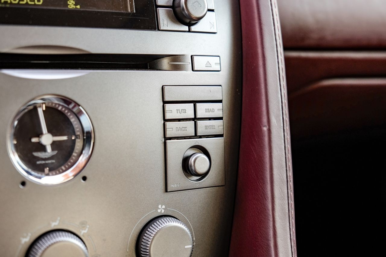 Aston Martin DB9 Vehicle Main Gallery Image 29