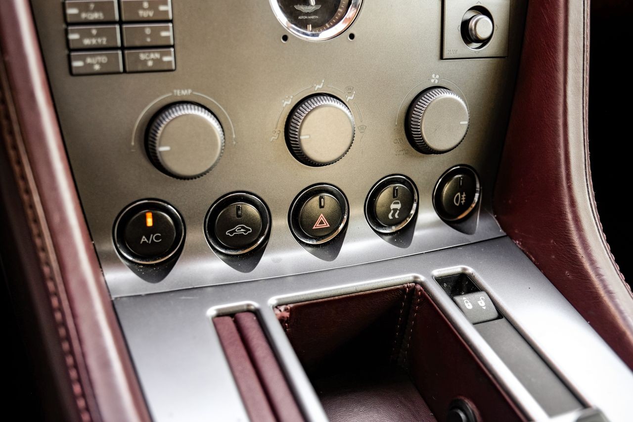 Aston Martin DB9 Vehicle Main Gallery Image 30