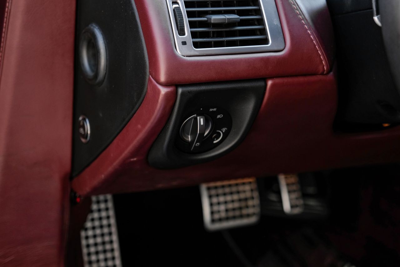 Aston Martin DB9 Vehicle Main Gallery Image 31