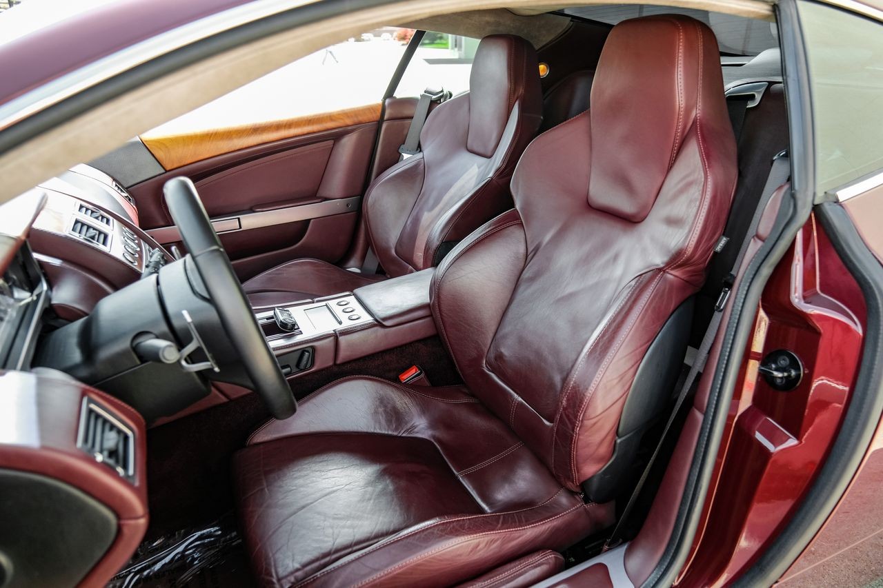Aston Martin DB9 Vehicle Main Gallery Image 34