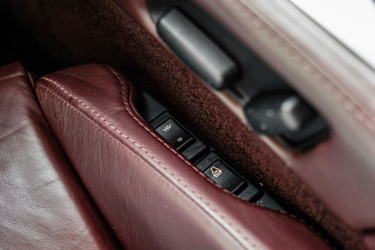 Aston Martin DB9 Vehicle Main Gallery Image 35