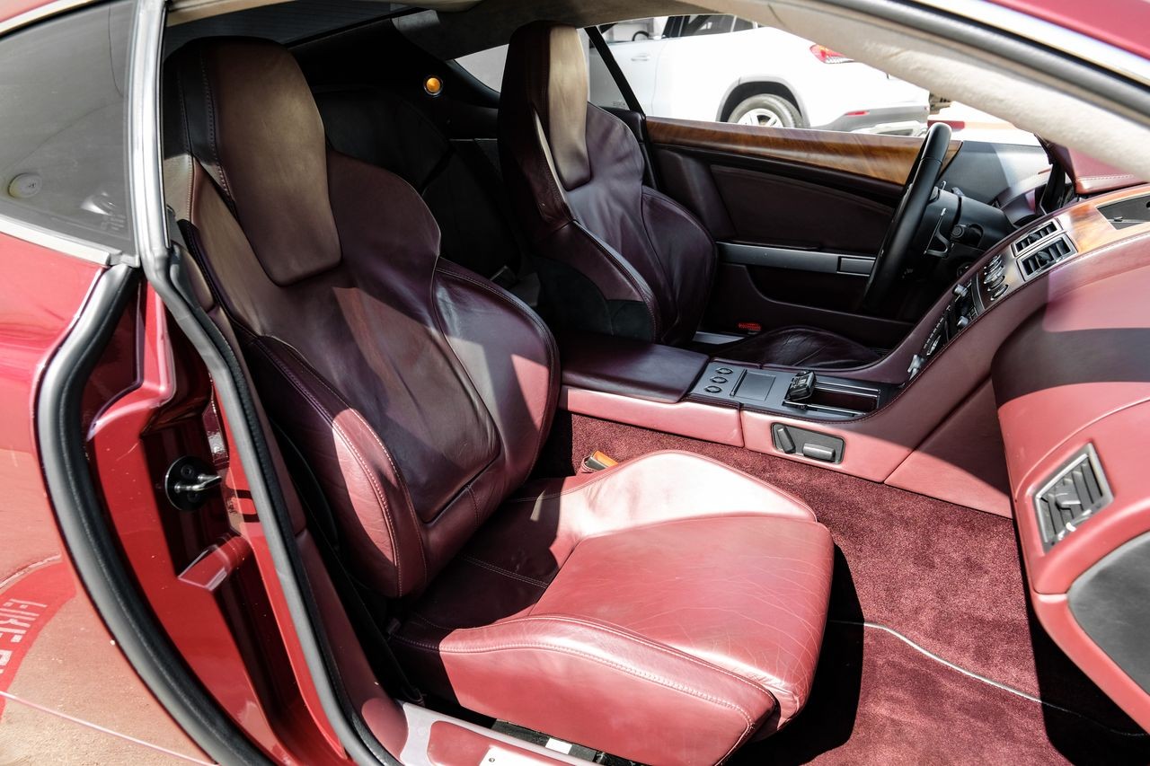 Aston Martin DB9 Vehicle Main Gallery Image 36