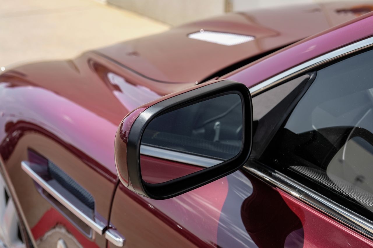 Aston Martin DB9 Vehicle Main Gallery Image 37