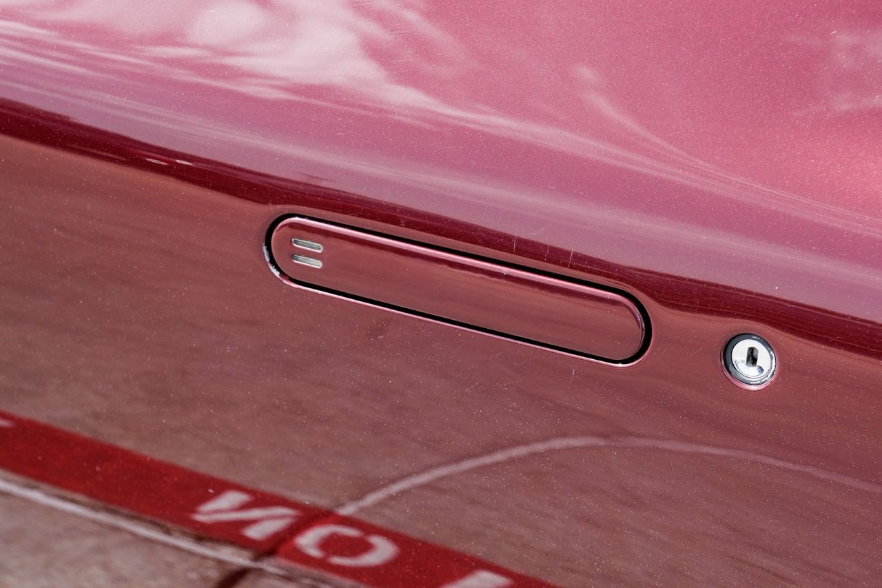 Aston Martin DB9 Vehicle Main Gallery Image 38