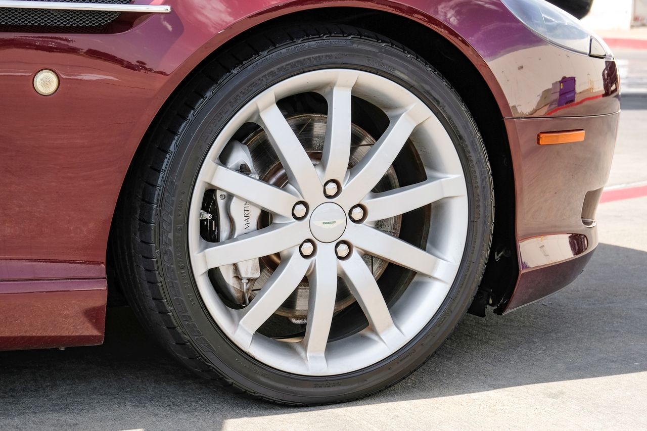 Aston Martin DB9 Vehicle Main Gallery Image 47