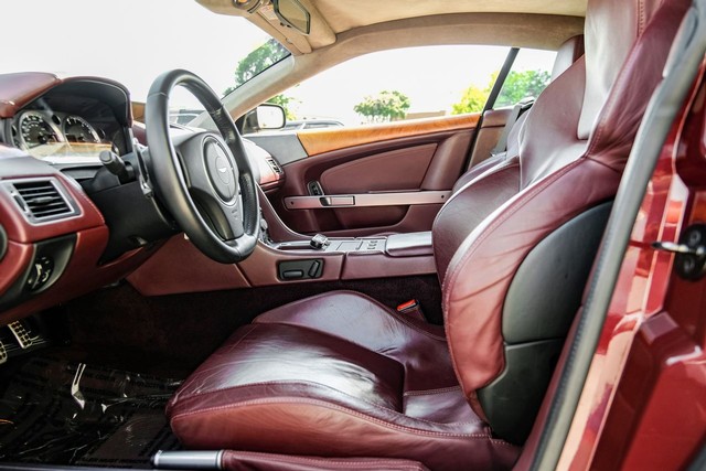 Aston Martin DB9 Vehicle Main Gallery Image 04