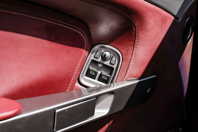 Aston Martin DB9 Vehicle Main Gallery Image 40
