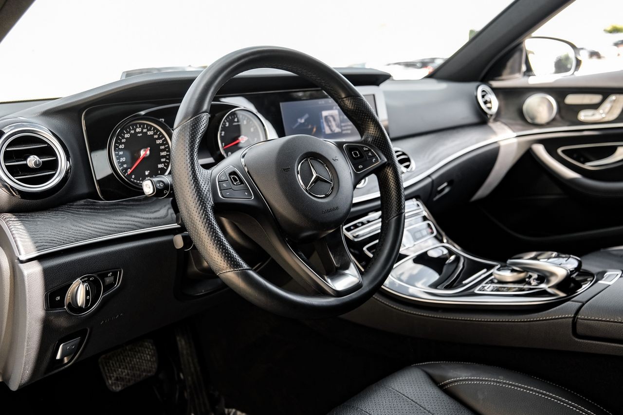 Mercedes-Benz E 300 Vehicle Main Gallery Image 03
