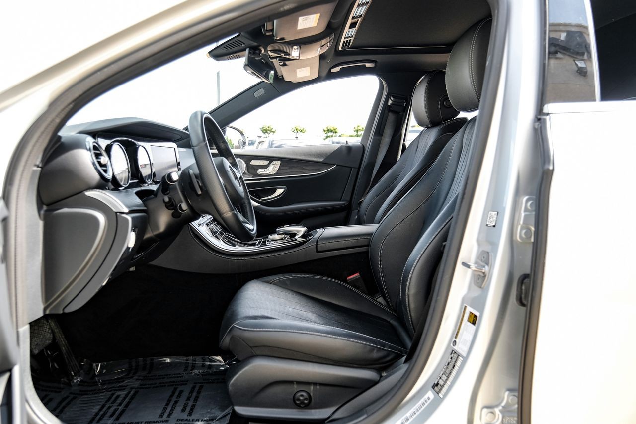 Mercedes-Benz E 300 Vehicle Main Gallery Image 04